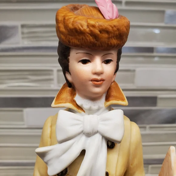 1981 & 1984 Avon Porcelain Women Figurines Avon - Picture 12 of 14